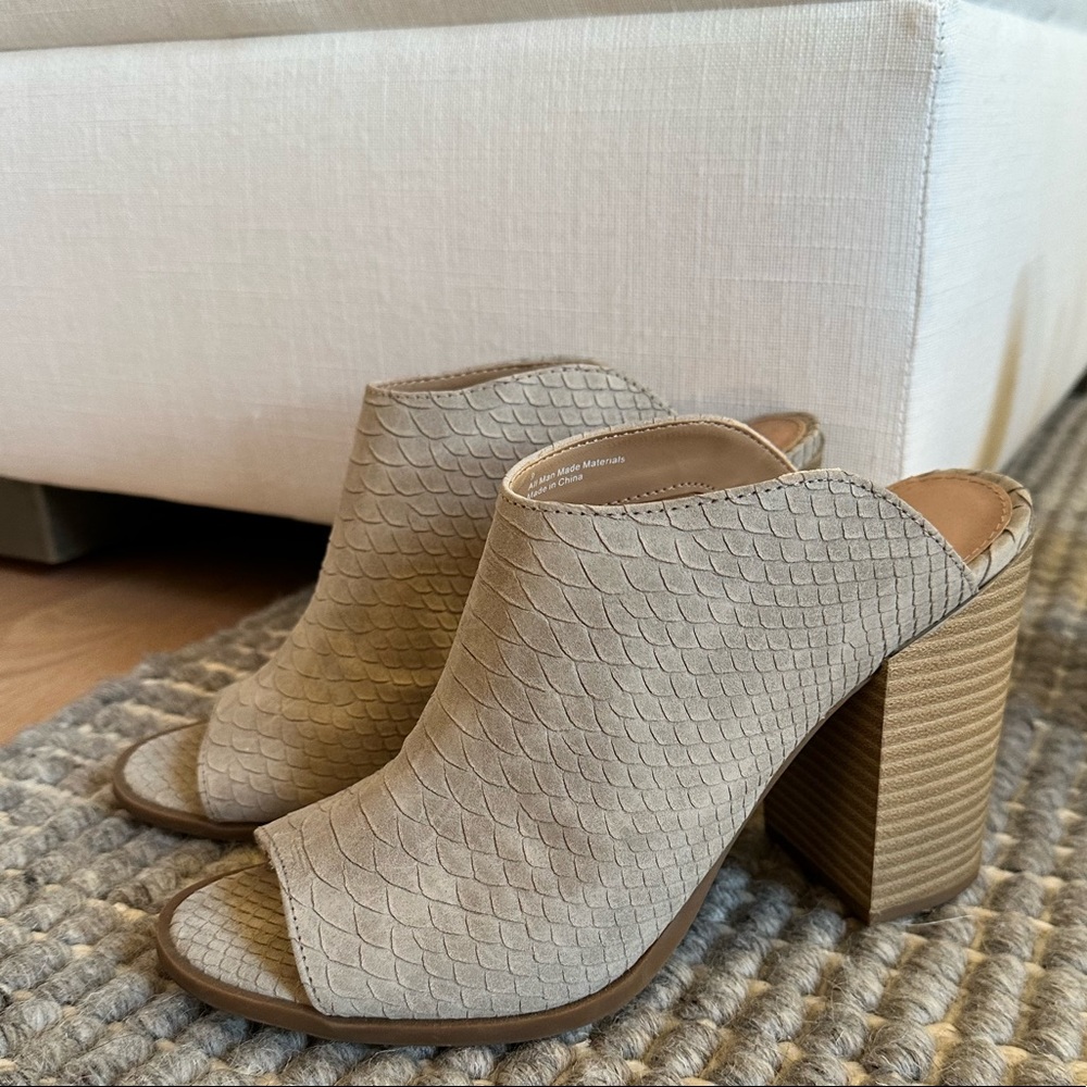Express suede shoes/heels